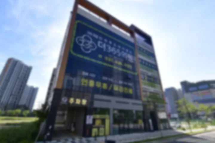 2026년 계약 센터가 입주한 건물 외관